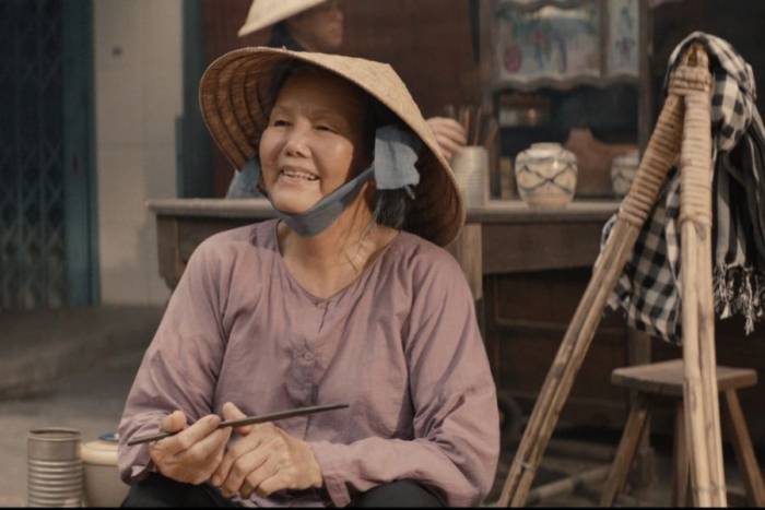 Tạo hình diễn viên Kiều Chinh với vai người bà nghèo trong phim. Ảnh: Đoàn phim cung cấp