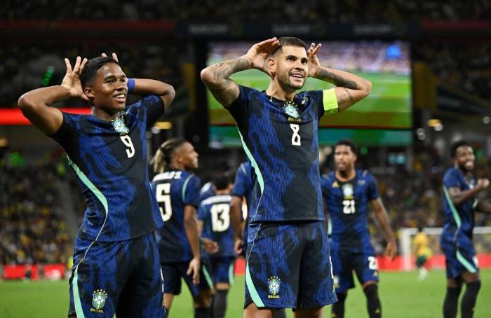 Endrick (trái) chia vui sau khi kiến tạo cho Bruno Guimaraes nâng tỷ số lên 3-2 trong trận thắng Australia 4-2 trên sân Suncorp, Brisbane, Australia ngày 29/9. Ảnh: Reuters