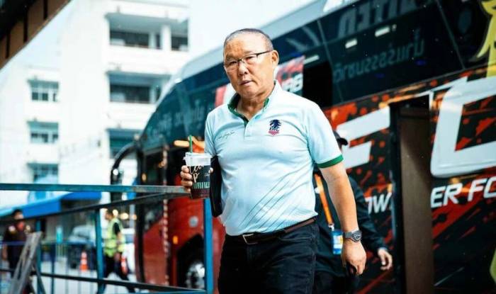 HLV người Hàn Quốc Park Hang-seo của Kanchanaburi FC đến sân Nakhon Pathom, Thái Lan ngày 16/9/2026 trước trận gặp Nakhon Pathom ở vòng 3 Thai League 2 2026-2027. Ảnh: Kanchanaburi Power FC