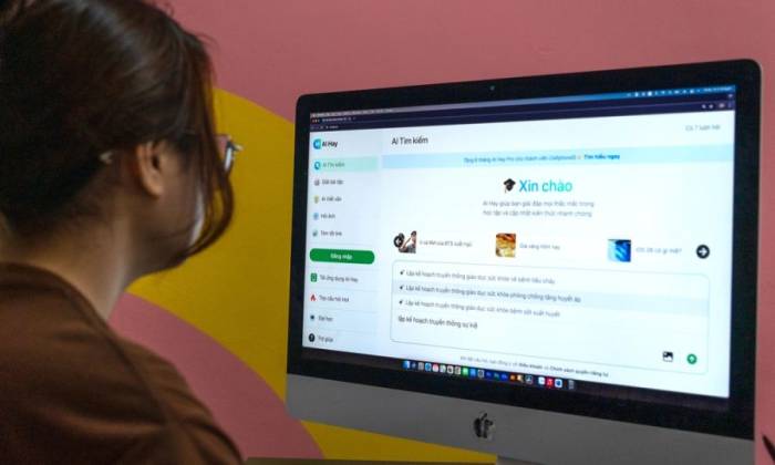 Một người đang truy cập website AI Hay trên máy tính. Ảnh: Nhựt Nam