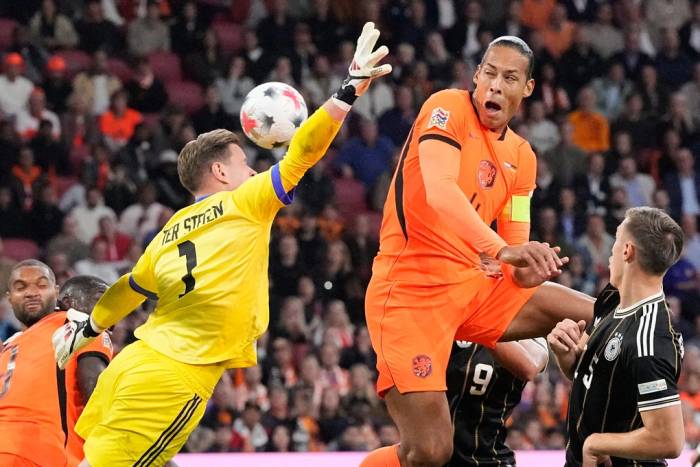 Virgil van Dijk của Hà Lan ghi bàn nhưng không được công nhận trong trận gặp Đức tại UEFA Nations League ở sân Johan Cruyff, Amsterdam, Hà Lan, ngày 24/9/2026. Ảnh: AP