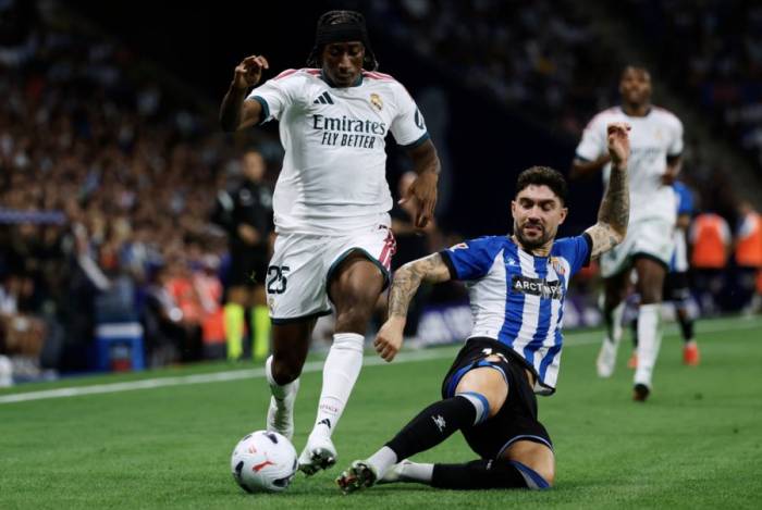 Yan Diomande (trái) đi bóng trong trận Real Madrid thắng Espanyol 2-1 ở vòng hai La Liga ngày 22/8/2026. Ảnh: AP