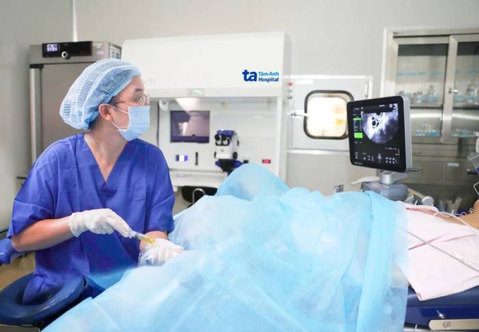 ThS.BS Giang Huỳnh Như, chọc hút trứng cho chị Tiên. Ảnh: IVF Tâm Anh TP HCM