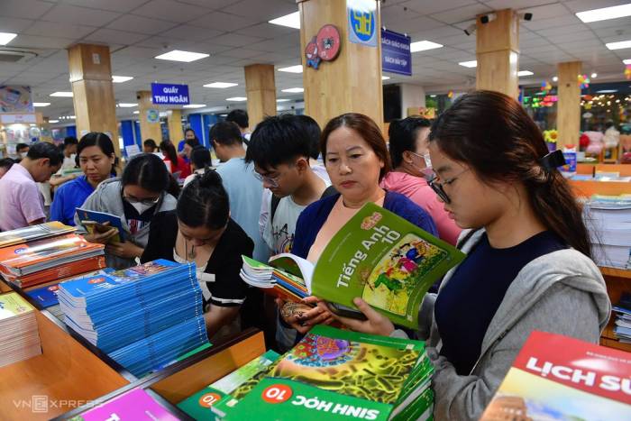 Phụ huynh, học sinh chen chân mua sách giáo khoa tại Nhà sách và Thiết bị Trường học Nguyễn Tri Phương, TP HCM, chiều 19/8/2026. Ảnh: Thanh Tùng