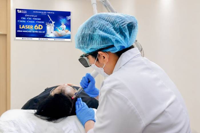 Bác sĩ sử dụng laser 6D điều trị tình trạng rụng tóc cho Hùng. Ảnh: Bệnh viện Đa khoa Tâm Anh
