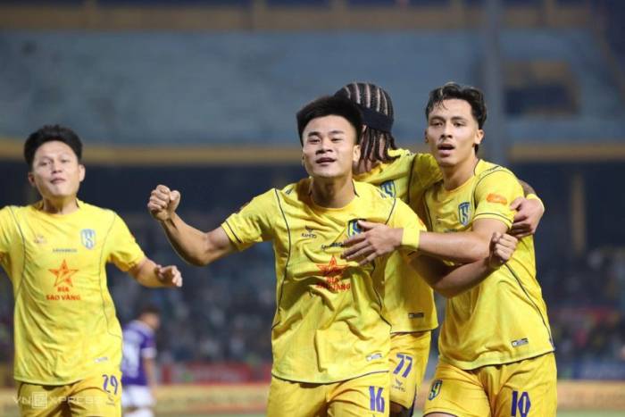 Tiền vệ Nguyễn Quang Vinh (16) của SLNA mừng bàn thắng nâng tỷ số lên 3-0 trong trận thắng Hà Nội FC 4-1 ở vòng 2 V-League 2026-2027. Ảnh: Hoàng Huynh