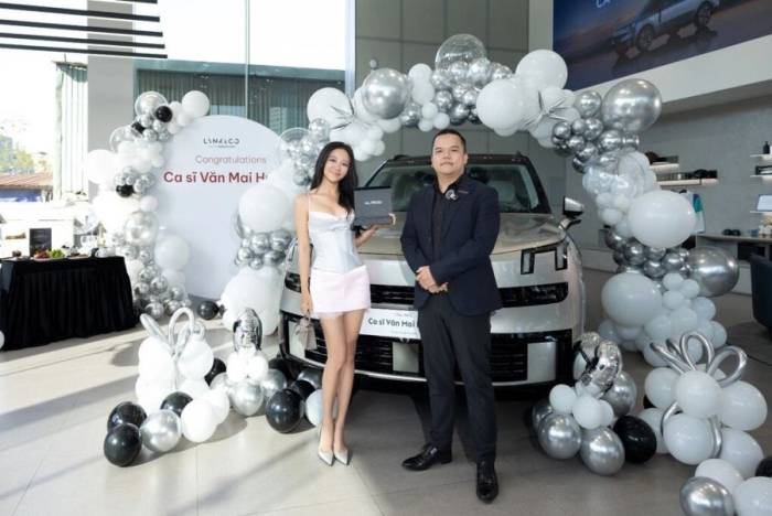Ca sĩ Văn Mai Hương nhận bàn giao mẫu SUV flagship Lynk & Co 900. Ảnh: Lynk & Co