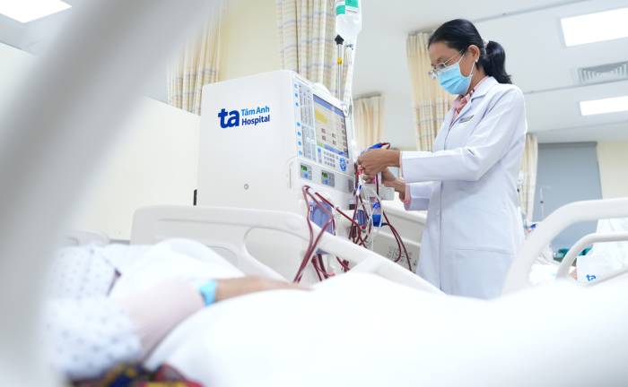 BS.CKII Đinh Cẩm Tú theo dõi sức khỏe của Quân trong quá trình lọc máu. Ảnh: Bệnh viện Đa khoa Tâm Anh