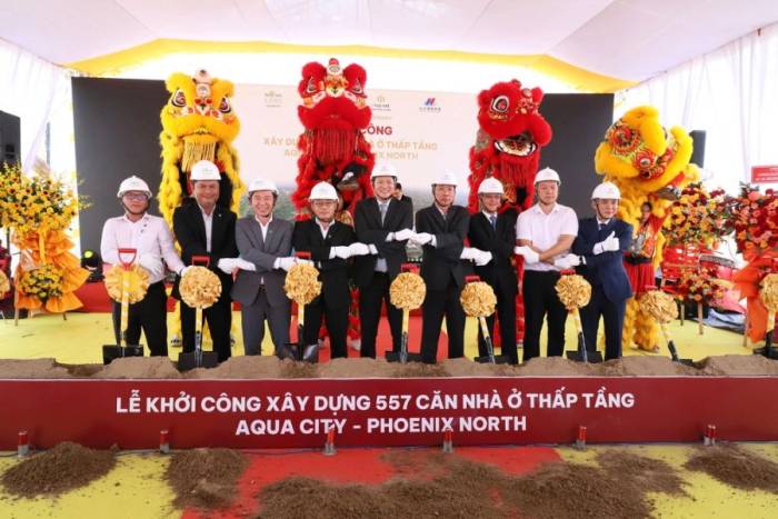 Đại diện chủ đầu tư và liên danh nhà thầu thực hiện nghi thức khởi công. Ảnh: Novaland