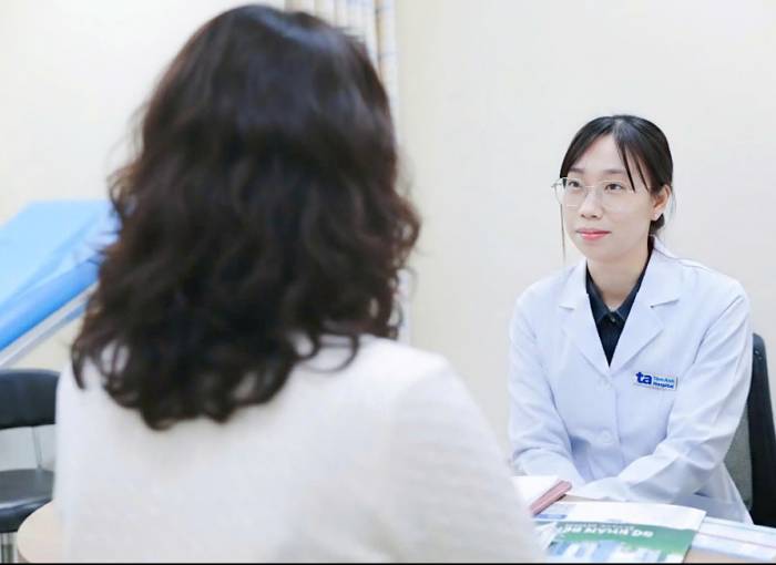 Thạc sĩ Yến Nhi đang tham vấn tâm lý, hỗ trợ người bệnh giải tỏa cảm xúc tiêu cực. Ảnh minh họa: Bệnh viện Đa khoa Tâm Anh