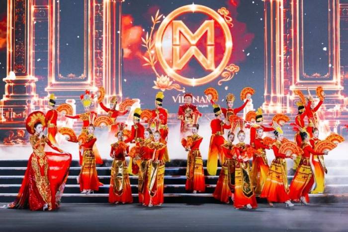 Tiết mục có sự hỗ trợ của 10 hoa hậu, á hậu và dàn vũ công. Ảnh: tên ng chụp