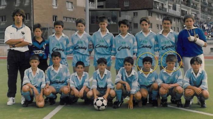 Mikel Arteta (thứ ba hàng dưới từ phải sang) và Xabi Alonso (thứ hai hàng dưới từ phải sang) thuở còn khoác áo đội trẻ của Antiguoko. Ảnh: Antiguoko