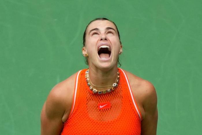 Sabalenka phản ứng mạnh sau một điểm thua trong trận chung kết đơn nữ Mỹ Mở rộng gặp Elena Rybakina tại sân Arthur Ashe, thuộc Trung tâm Quần vợt Quốc gia Billie Jean King ở Flushing Meadows, New York, ngày 12/9/2026. Ảnh: AP