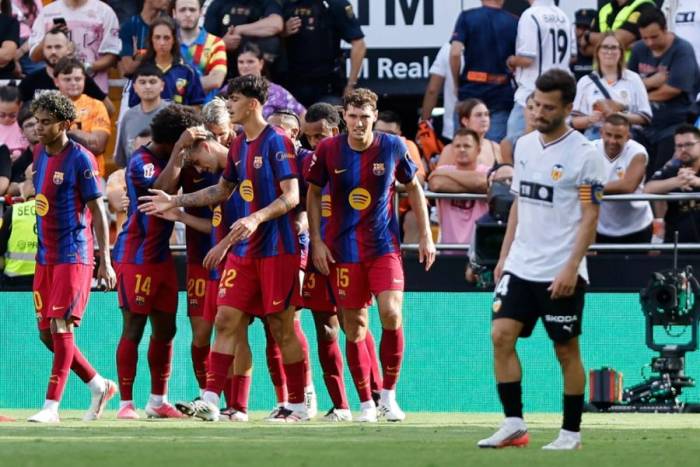 Các cầu thủ Barca ăn mừng bàn thắng của Pedri ở phút 79 trong trận Valencia – Barca ngày 6/9/2026 trên sân Mestalla, Valencia, Tây Ban Nha. Ảnh: EFE