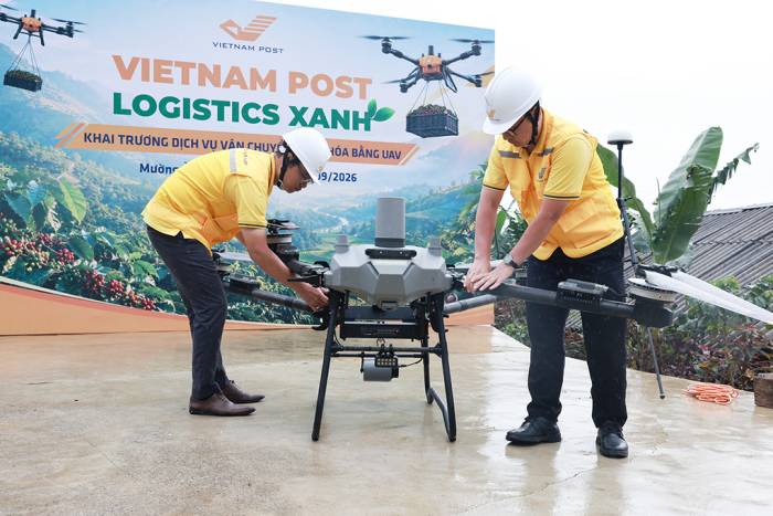 Nhân viên điều khiển UAV kiểm tra thiết bị trước khi vận hành. Ảnh: Đàm Minh