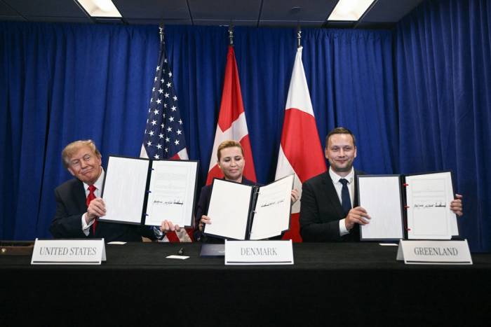 Tổng thống Mỹ Donald Trump, Thủ tướng Đan Mạch Mette Frederiksen và Thủ hiến Greenland Jens-Frederik Nielsen tại lễ ký thỏa thuận ngày 22/9. Ảnh: AFP