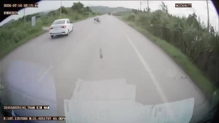 Lái xe ôtô phanh xoay tròn xe để tránh người đi xe đạp