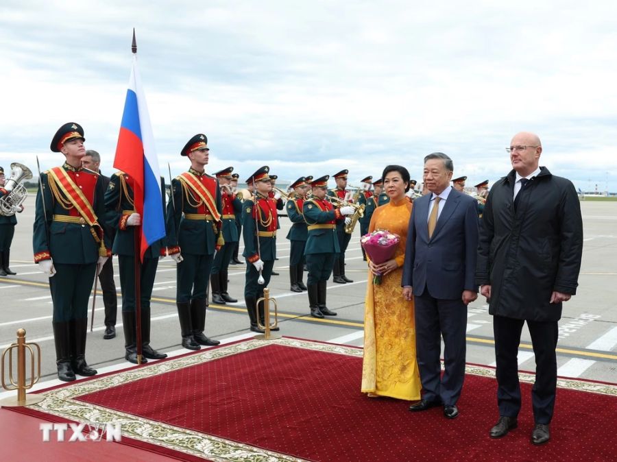 Quan chức Nga đón Tổng Bí thư, Chủ tịch nước Tô Lâm và phu nhân tại sân bay Vnukovo. Ảnh: TTXVN