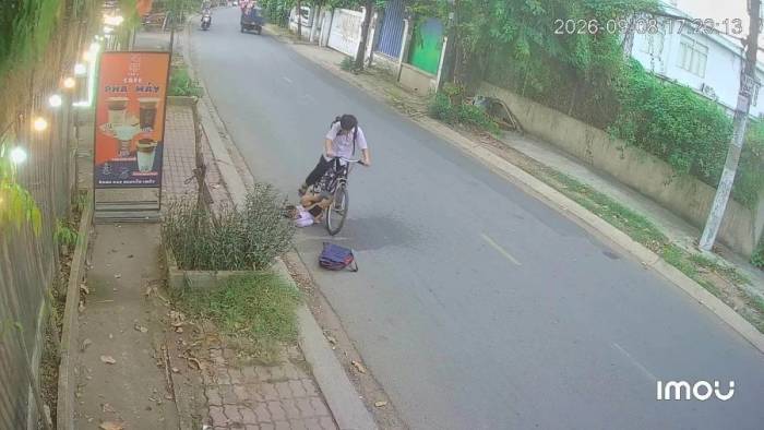 Em bé bị kẹp chân vào bánh xe đạp
