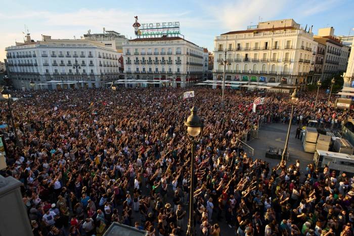 Người biểu tình tập trung tại quảng trường Puerta del Sol ở Madrid để phản đối vụ cưỡng chế hôm 26/9. Ảnh: AP
