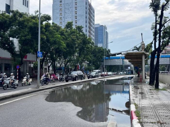 Đầu ngã tư Hoàng Quốc Việt - Phạm Văn Đồng chỉ đọng nước nhẹ sau mưa lớn đêm 23/8. Ảnh: Phạm Nga