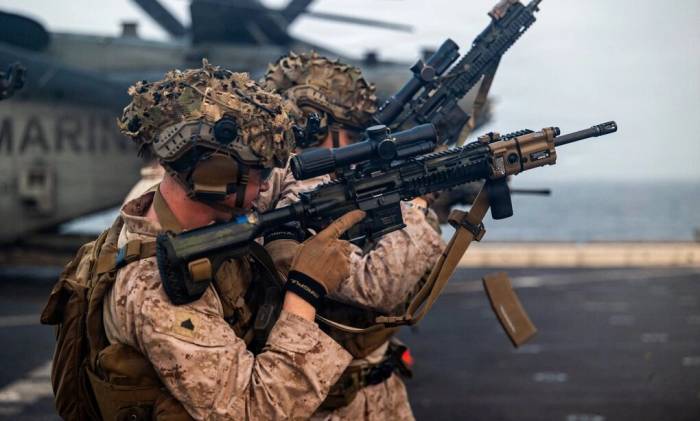 Lính thủy đánh bộ Mỹ huấn luyện trên tàu đổ bộ USS Portland ở biển Arab ngày 12/9. Ảnh: CENTCOM