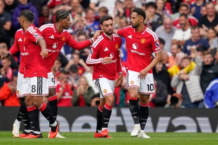 Bruno Fernandes ăn mừng sau khi ghi bàn đầu cho Man Utd trong trận gặp Ipswich Town tại Ngoại hạng Anh ở Manchester, Anh, ngày 30/8/2026. Ảnh: AP