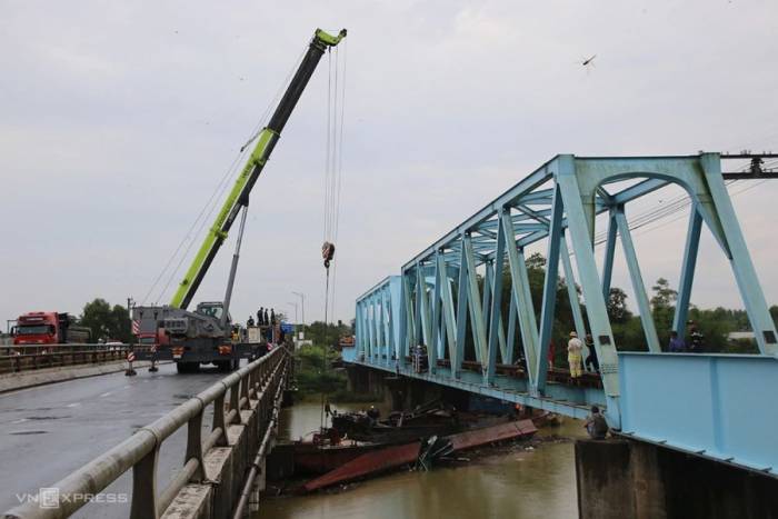 Máy cầu 50 tấn nhấc phần đầu tàu mắc vào trụ cầu, giải cứu thành công sau 1 ngày mắc kẹt. Ảnh: Đắc Thành