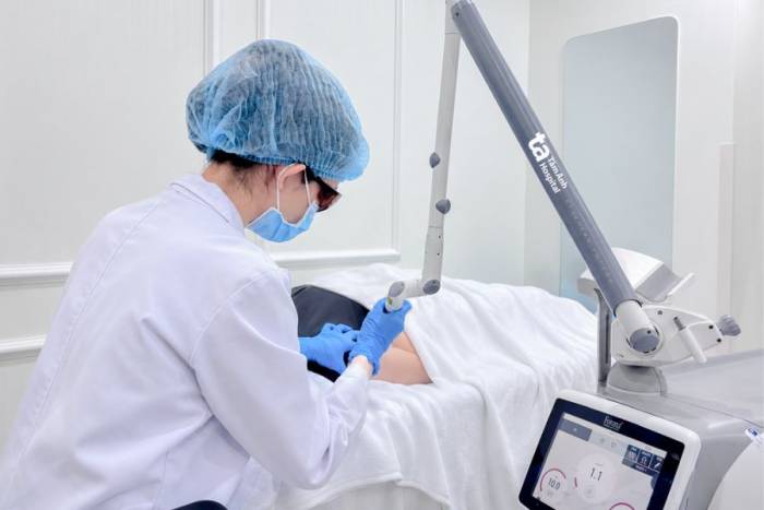Bác sĩ sử dụng laser pico xóa mực xăm cho người bệnh. Ảnh: Bệnh viện Đa khoa Tâm Anh