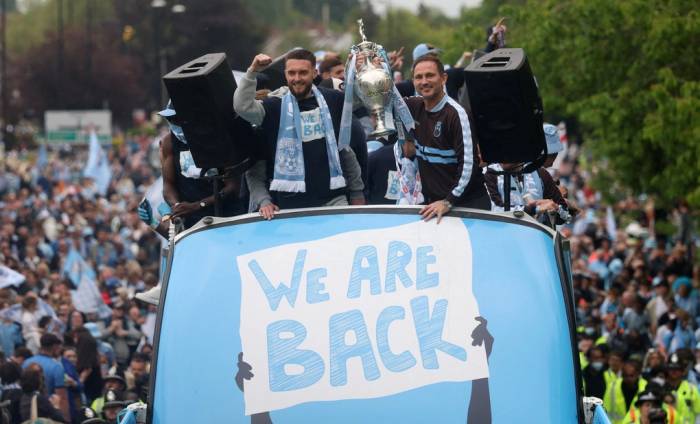 Các cầu thủ và ban huấn luyện CLB Coventry City trong lễ ăn mừng chức vô địch giải hạng Nhất Anh Championship 2025-2026 ngày 4/5/2026 ở Coventry, Anh. Ảnh: Reuters