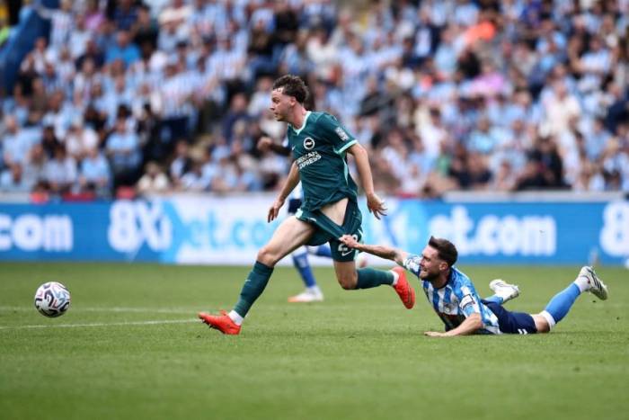 Tiền vệ Matt Grimes (Coventry City) kéo hậu vệ Maxim De Cuyper (Brighton) ở vòng 4 Ngoại hạng Anh trên sân Coventry Building Society Arena, Coventry, Anh ngày 13/9/2026, Ảnh: AFP