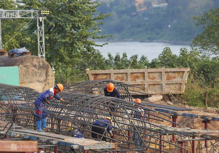 Công nhân làm việc trên công trường xây dựng cầu Tứ Liên bắc qua sông Hồng, tháng 3/2026. Ảnh: Phạm Chiểu