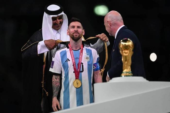 Messi (giữa) đăng quang World Cup tại Doha, Qatar ngày 18/12/2022. Ảnh: AFP