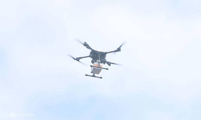 UAV nhận hàng xuất phát từ Bến phà Cần Giờ để đưa sang phường Vũng Tàu, sáng 12/2. Ảnh: Lê Tuyết