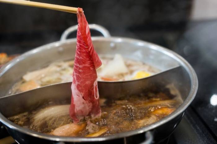 Các loại thịt nên được nhúng chín kỹ khi ăn lẩu. Ảnh minh họa: Vecteezy