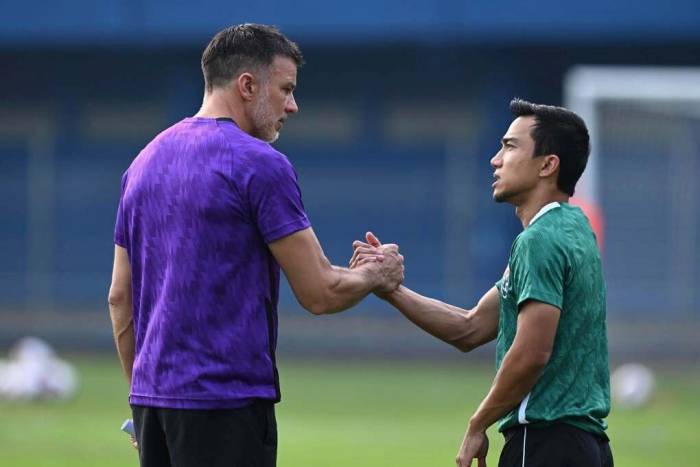HLV Anthony Hudson (trái) bắt tay đội trưởng Chanathip Songkrasin của Thái Lan trước buổi tập chiều 28/9/2026, trước trận gặp Việt Nam ở lượt hai bảng B hạng Nhất FIFA ASEAN Cup 2026 tại Indonesia. Ảnh: ThailandNT