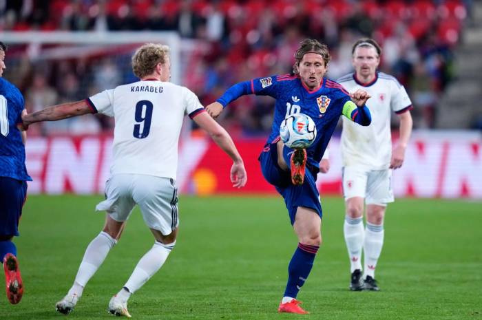 Luka Modric khống chế bóng trước tiền đạo Adam Karabec trong trận Croatia thắng chủ nhà CH Czech 2-1 ở bảng A Nations League trên sân Fortuna, Prague ngày 26/9. Ảnh: AP
