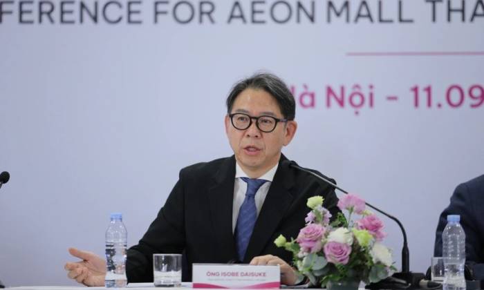 Ông Isobe Daisuke, Tổng giám đốc AEON MALL Việt Nam, trả lời tại họp báo, ngày 11/9. Ảnh: Hoàng Trang