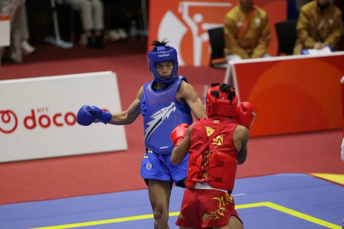 Nguyễn Khắc Kiên (giáp xanh) trong trận đấu wushu hạng 65kg nam tại nhà thi đấu Aichi Budokan, Nagoya, Aichi, Nhật Bản ngày 22/9/2026. Ảnh: Quý Lượng