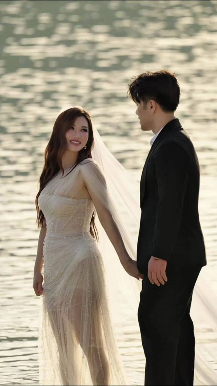 Hậu trường vợ chồng Akira Phan chụp ảnh cưới trên biển