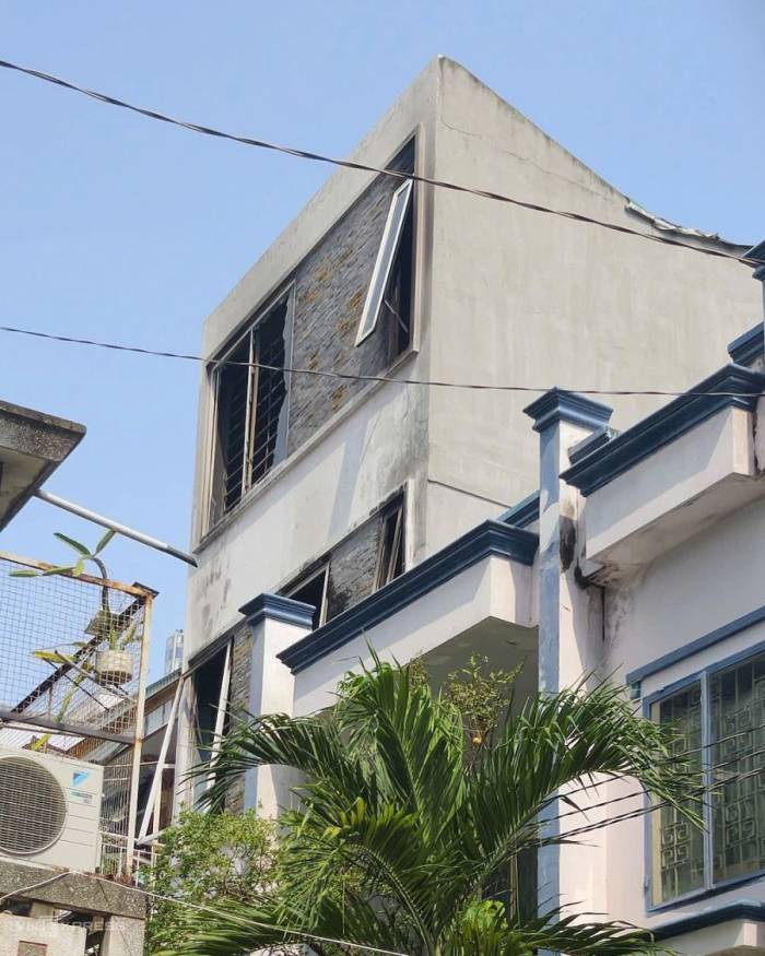 Kính cửa sổ ở tầng trên cùng căn nhà bị vỡ do sức nóng. Ảnh: Đình Văn