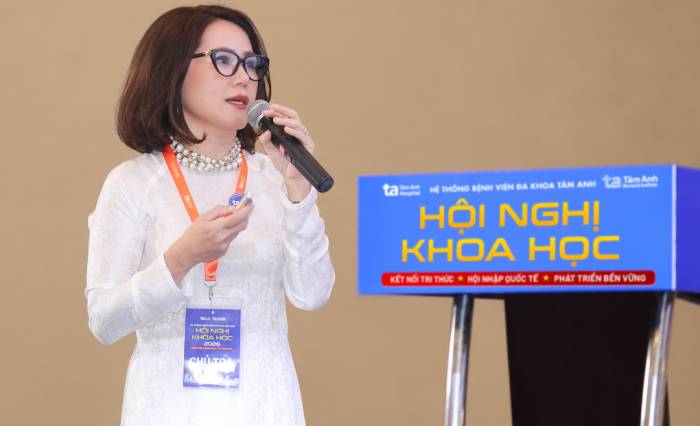 ThS.BS Hà Tố Nguyên, Giám đốc Trung tâm Y học bào thai, BVĐK Tâm Anh TP HCM, chia sẻ tại hội nghị. Ảnh: Bệnh viện Đa khoa Tâm Anh
