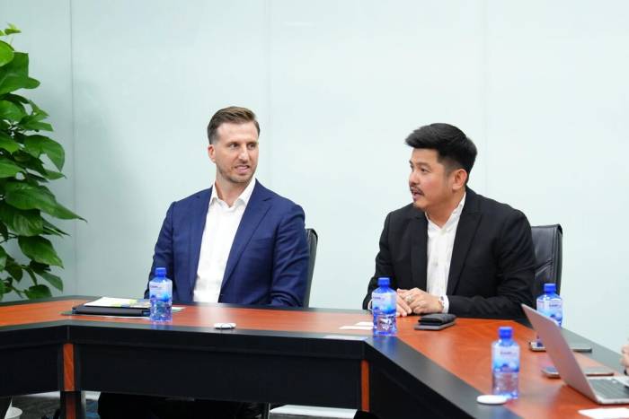 Ông Joel Smouha - Tham tán Thương mại & Đầu tư, Austrade (trái) thảo luận cùng ông Ngô Quốc Bảo - Giám đốc cấp cao Hệ thống Nhà thuốc và Tiêm chủng Long Châu (phải) tại sự kiện. Ảnh: H.Khánh