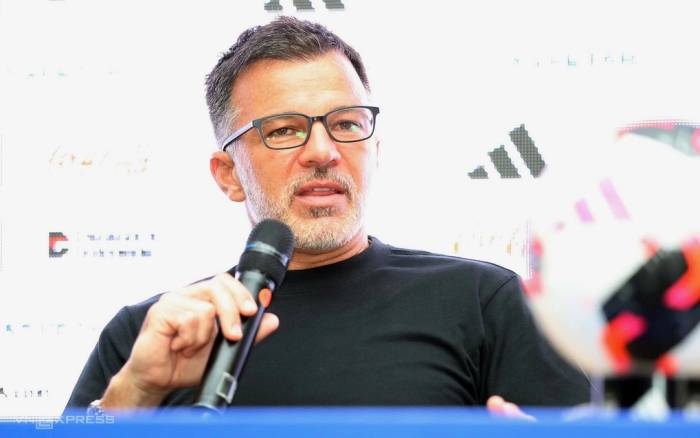 HLV Anthony Hudson của Thái Lan họp báo sau trận thắng Việt Nam 2-0 ở lượt hai bảng B hạng Nhất FIFA ASEAN Cup 2026, trên sân Si Jalak Harupat, Bandung, Indonesia ngày 29/9/2026. Ảnh: Đức Đồng