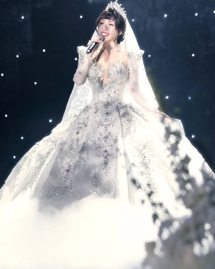 Phạm Đăng Anh Thư hát 'Can’t Help Falling in Love' trong tiệc cưới