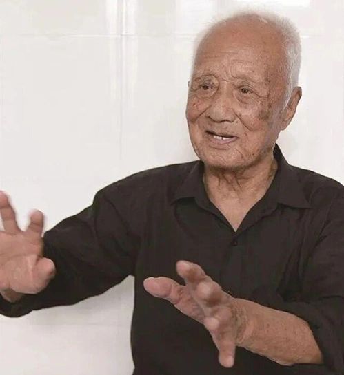 Đã ngoài 100 tuổi, cụ Wang vẫn duy trì thói quen sống tự lập hàng ngày, có thể trạng dẻo dai dù thính lực có phần suy giảm. Ảnh: China