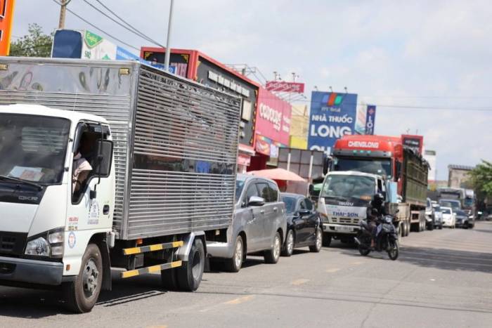 Dòng xe kẹt kéo dài trên đường Bùi Văn Hòa. Ảnh: Phước Tuấn