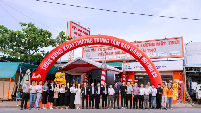 Đội ngũ Việt Nam Solar tại lễ khai trương. Ảnh: Việt Nam Solar