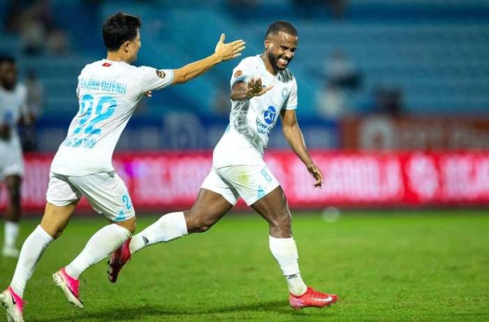 Tiền đạo Ezequiel ăn mừng cú đúp giúp Nam Định thắng HAGL 4-0 ở vòng 1 V-League 2026-2027, trên sân Thiên Trường, Ninh Bình, chiều 6/9. Ảnh: Nghĩa Hưng