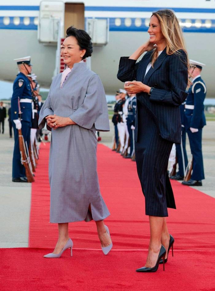 Đệ nhất phu nhân Tổng thống Mỹ Melania Trump (phải) bước trên thảm đỏ cùng Đệ nhất phu nhân Trung Quốc Bành Lệ Viện trong lễ đón tiếp ngày 23/9 tại Căn cứ Không quân Andrews, Maryland. Ảnh: AFP